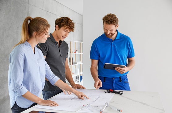 Ein Bild, das Kleidung, Person, Job, Wand enthält.

KI-generierte Inhalte können fehlerhaft sein.
